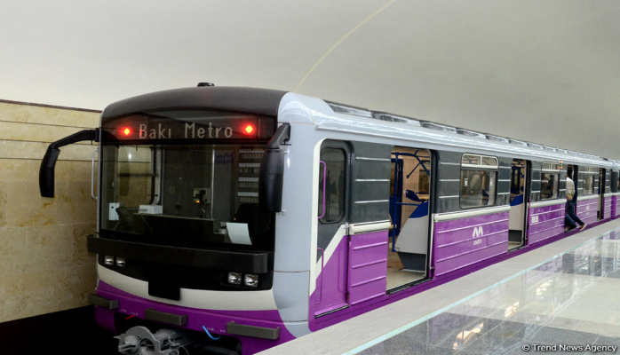 Metroda qatarların hərəkətində fasilə yaranıb