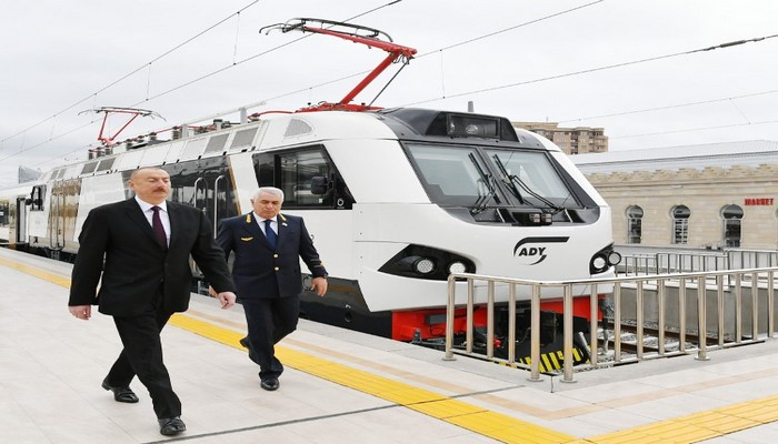 Prezident İlham Əliyev Bakı-Tbilisi-Qars dəmir yolu xəttində hərəkət edəcək sərnişin qatarı ilə tanış olub