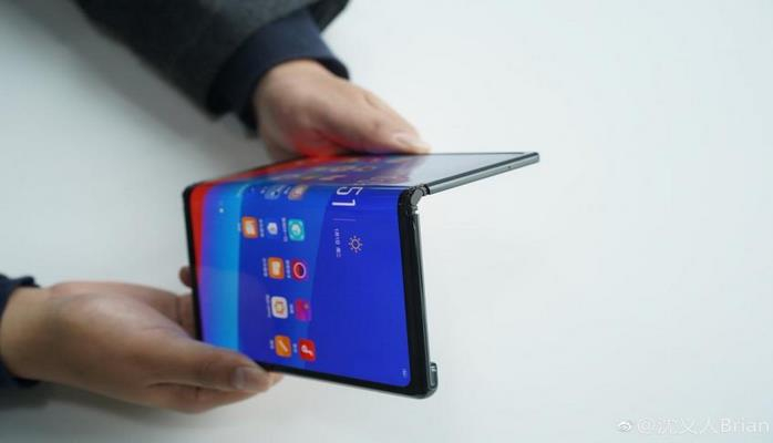 Oppo показала собственный складной смартфон