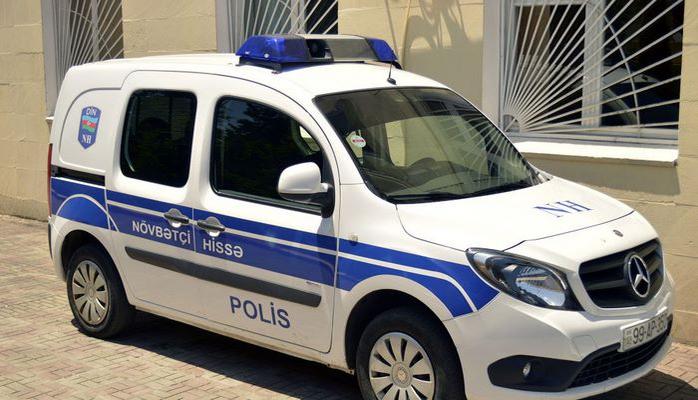 Ayağını pəncərədən çıxaran sürücü polislərə qəribə izahat verdi