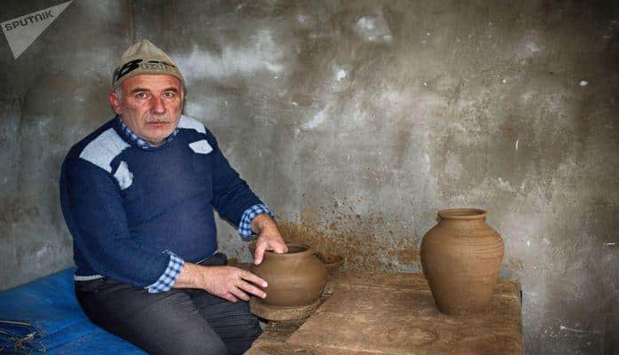 Qədim sənətin nadir davamçısı şikayət edir: "Torpaq tapa bilmirəm"