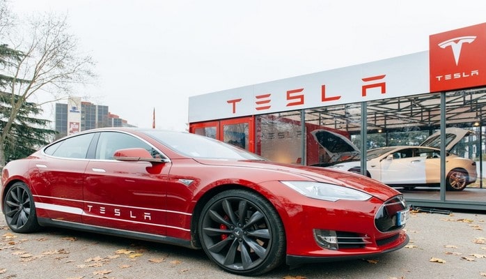 İlk "Model 3" elektromobilləri artıq Avropaya çatıb