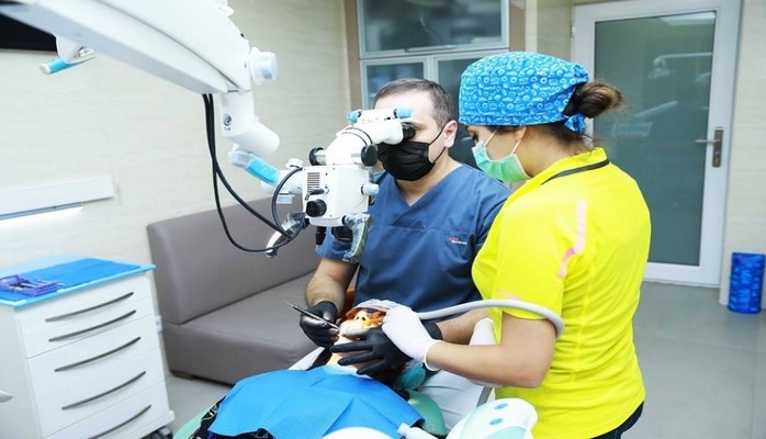 Diş implantının damağa ziyanı yoxdur