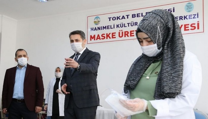 Mahalle konaklarında günlük 8 bin maske üretiyorlar