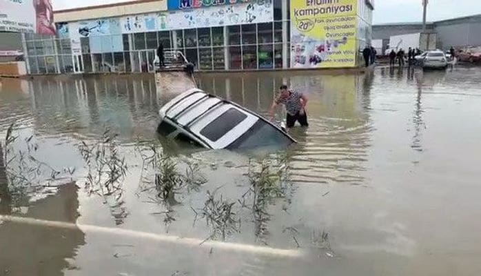 В торговом центре "Седерек" утонула машина