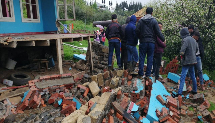 Astarada torpaq sürüşməsi aktivləşib: Bir ev uçub