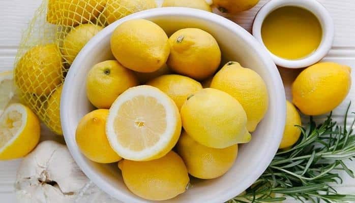 Limon ile uyumanın inanılmaz faydaları! Bakın ne işe yarıyormuş