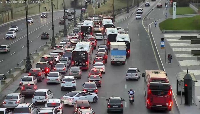 200-dən çox avtobus tıxacda qalıb