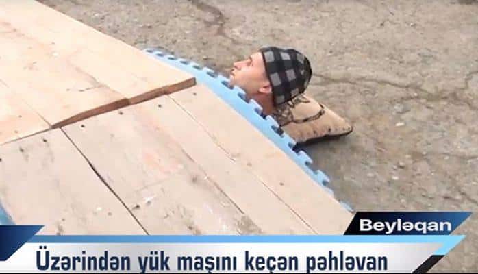 Pəhləvanın üzərindən 12 dəfə yük maşını keçdi