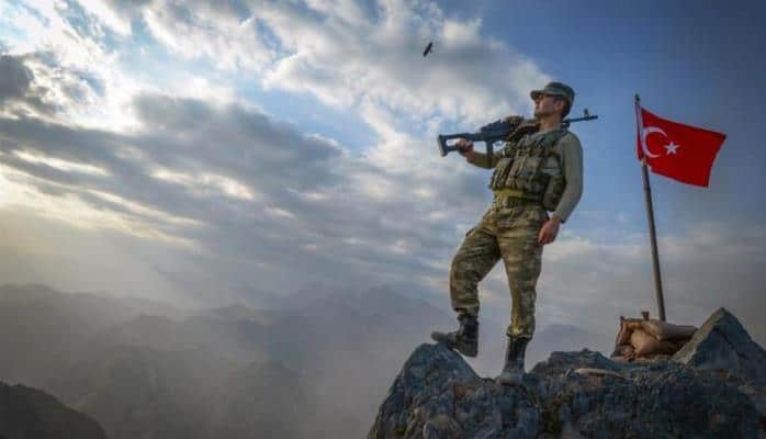 Türk əsgərinin önündən belə keçdilər - Suriyadan son görüntülər