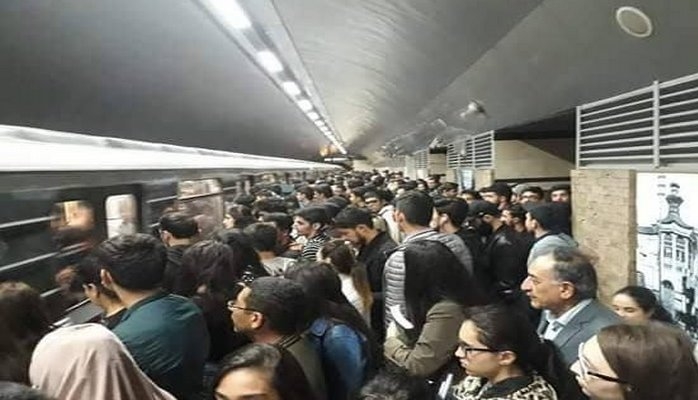 Bakı metrosunda hərəkət dayandı, qatar tuneldə qaldı