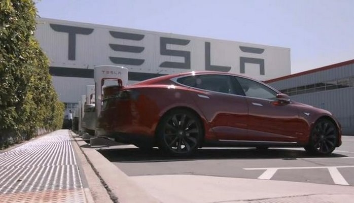 Tesla elektrikli avtomobillərdən imtina etdi