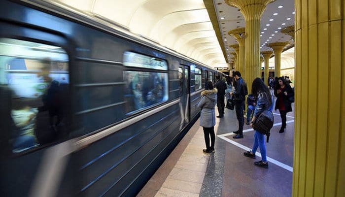 Поезд Бакинского метрополитена простоял в туннеле 7 минут