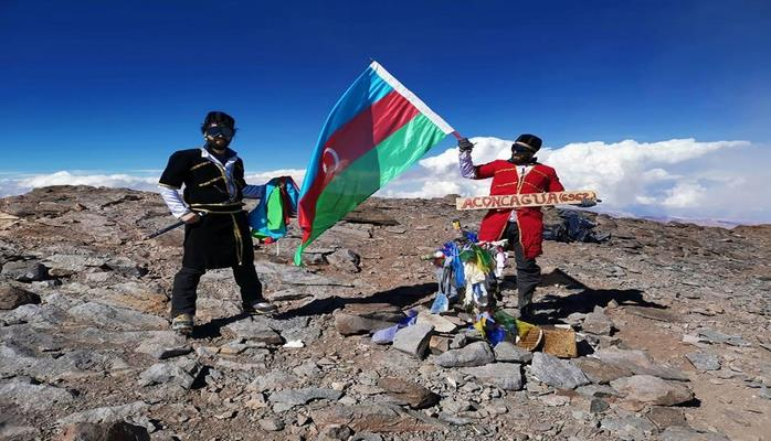 Azərbaycan alpinistləri Akonkaqua zirvəsində