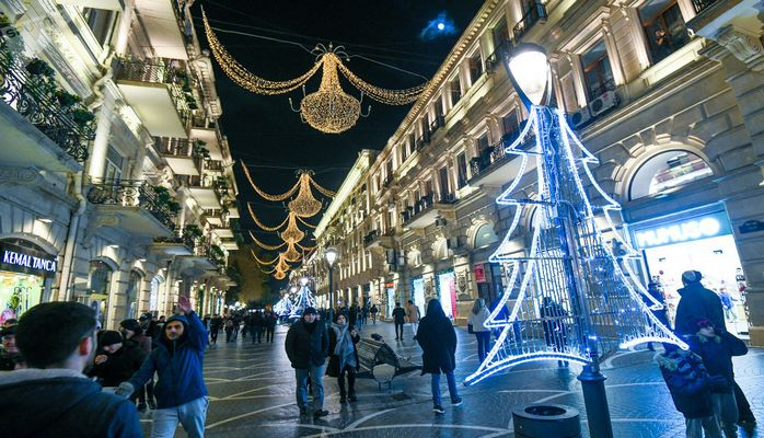 Bakının ən orijinal yolkaları və qeyri-adi Yeni il işıqları