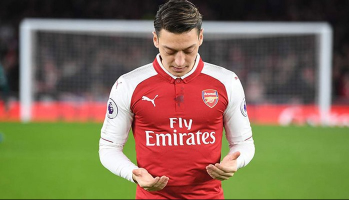 Özil “Arsenal”da qalır