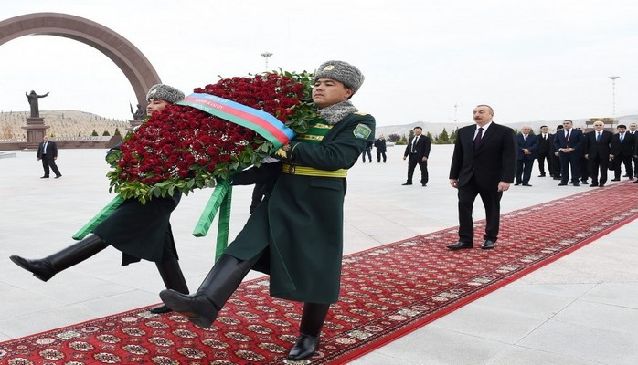 Prezident İlham Əliyev Aşqabadda “Xalq xatirəsi” memorial kompleksini ziyarət edib