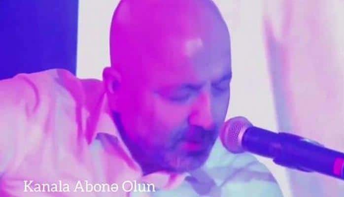 Mübariz Mənsimov gitarada çalıb oxudu