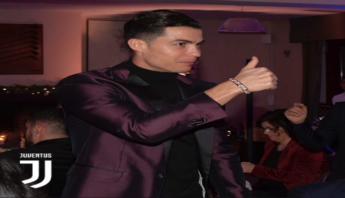 Ronaldo dress-kod qaydasını pozdu