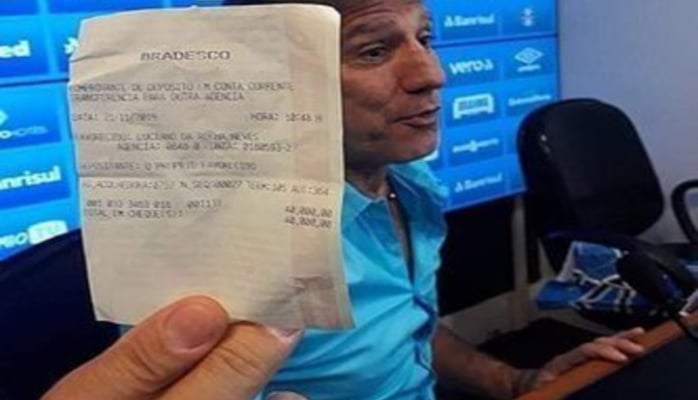 Braziliya klubunun baş məşqçisi vurduğu qola görə futbolçuya mükafat verib