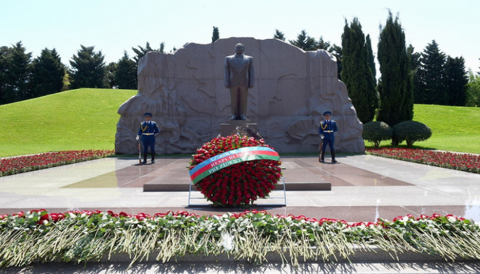 YAP rəhbərliyi ümummilli lider Heydər Əliyevin məzarını ziyarət edib