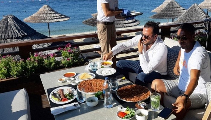 Fahiş fiyatlarıyla dudak uçuklatan restoran görüntülendi