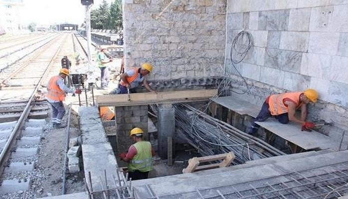 Metronun bu stansiyasına giriş-çıxış bağlanır