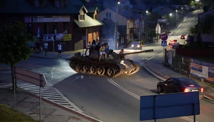 Polonya'da alkollü tank sürücüsünü polis durdurdu