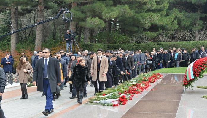 Mədəniyyət Nazirliyinin kollektivi ümummilli liderin məzarını ziyarət edib