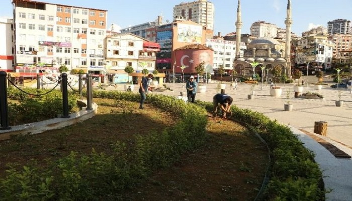 Çay üreticileri bu kez kendi çay bahçelerine değil şehir meydanındaki çay bahçesine girdiler