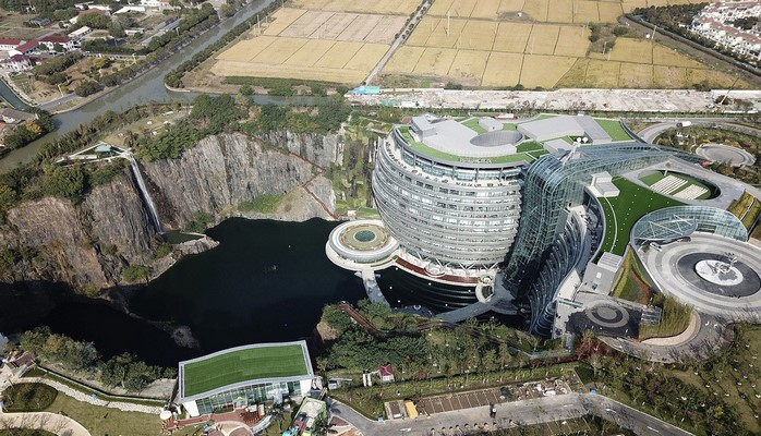 Çində tərk edilmiş karxanada hotel tikilib