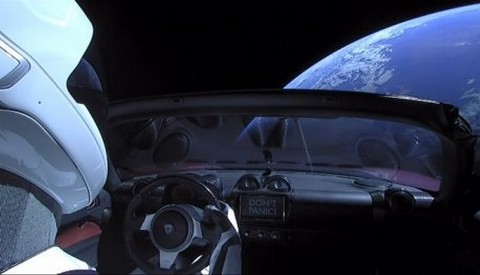 Kosmosa buraxılmış Tesla elektromobilinin içərisində sirli yük gizlədilib