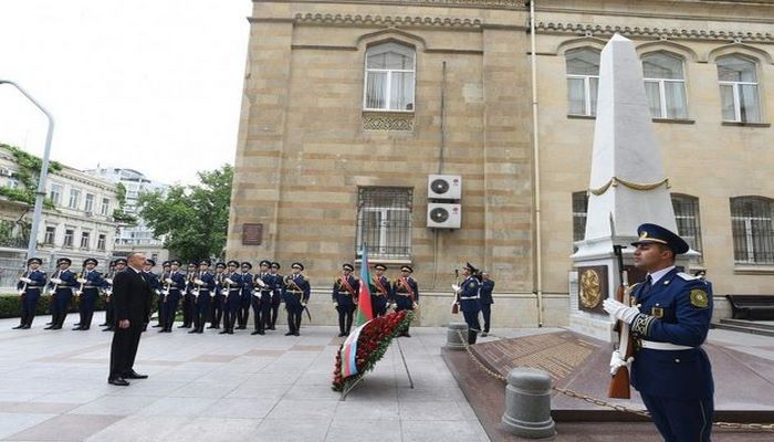 Prezident İlham Əliyev Azərbaycan Xalq Cümhuriyyətinin şərəfinə ucaldılmış abidəni ziyarət edib