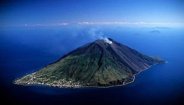 Stromboli vulkanı yenə püskürdü