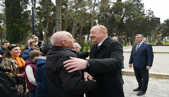 Prezident və birinci xanım Bakı sakinləri ilə görüşüb, selfi çəkdiriblər