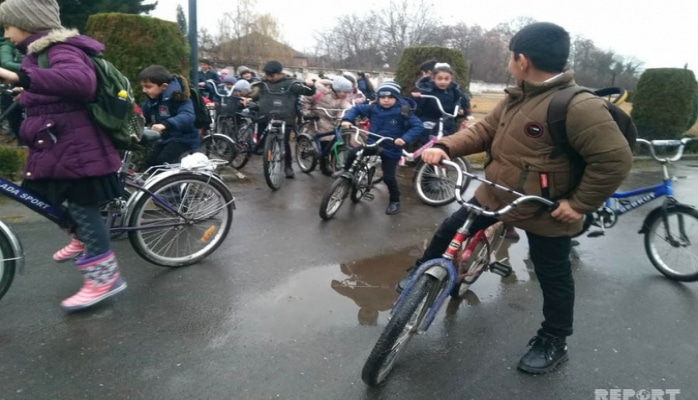 Balakəndə şagirdlər məktəbə velosipedlə gedirlər