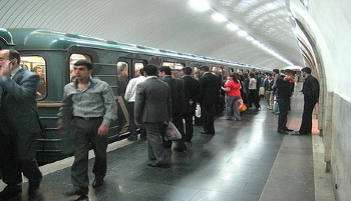 Metroda qatarda problem yarandı, interval uzandı