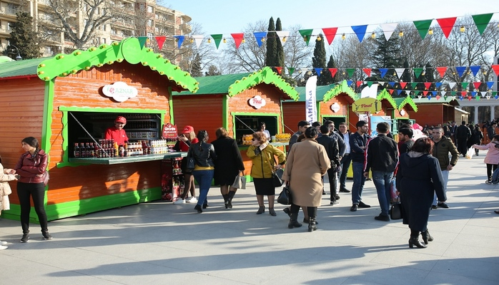 Gəncənin baş meydanı bayram libasını geyinib, baharın gəlişini gözləyir