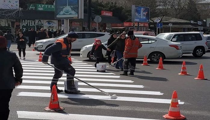 На дорогах Баку обновляют разметку