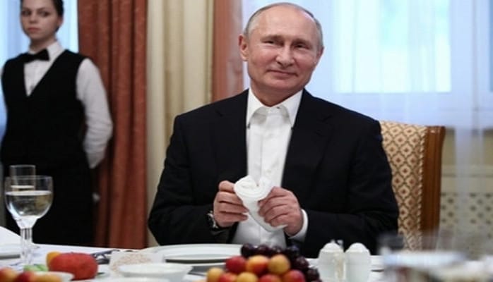 Putin: Maaşımın yarısını gərək Sisiyə verim