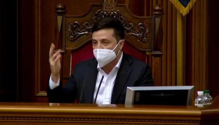 Zelenski parlamentə maskada gəldi