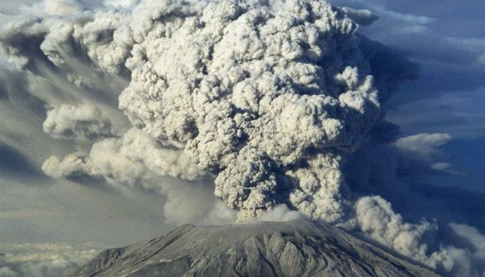 İtaliyanın Stromboli adasında vulkan püskürdü