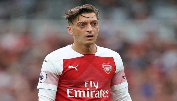 Məsut Özil seçim qarşısında