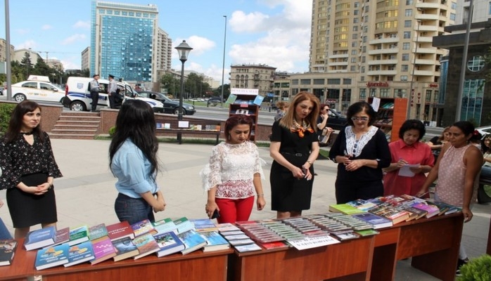 Yasamal rayonundakı Mikayıl Müşfiq bağında kitab sərgisi keçirilib