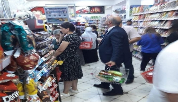 Azərbaycanda icra başçısı marketdə növbəyə durdu