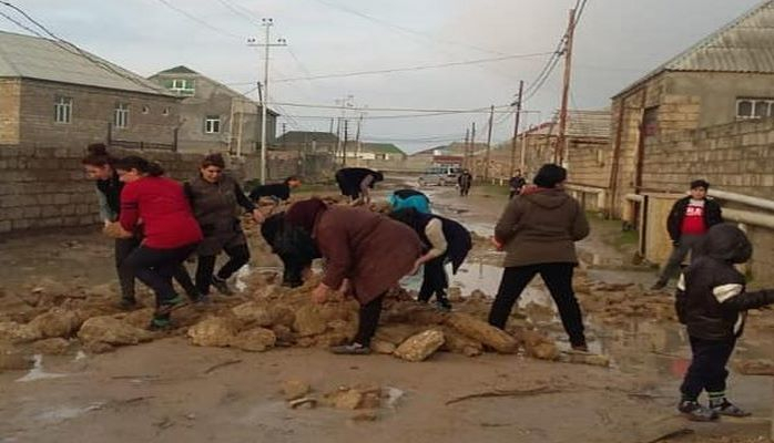 Xəzər Rayonu İcra hakimiyyəti Binə kəndində yolların pis vəziyyətə düşməsinə münasibət bildirib