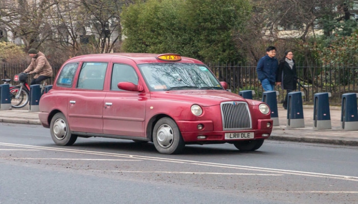 Azərbaycan qırmızı London taksiləri alıb