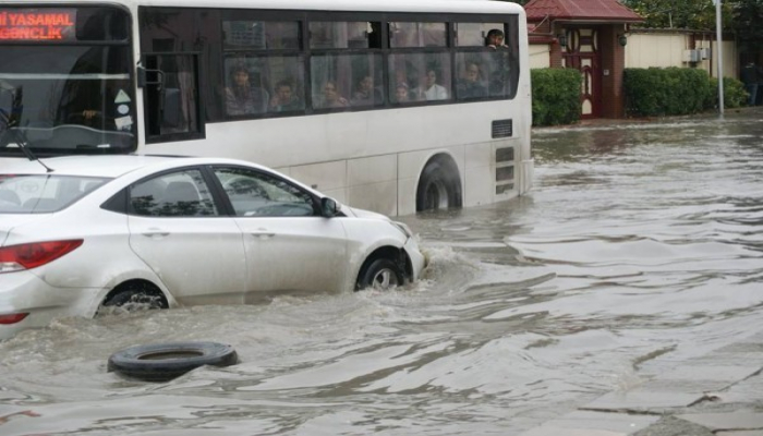 Bakı yağışdan sonra: ənənəvi problemlər