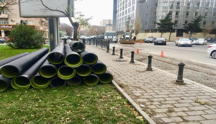 Bakı yollarında yağış-kanalizasiya sisteminin ötürücülüyünün artırılması üçün əlavə xətlər çəkilir