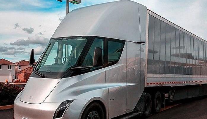 Электрогрузовик Tesla Semi заметили на дорогах США